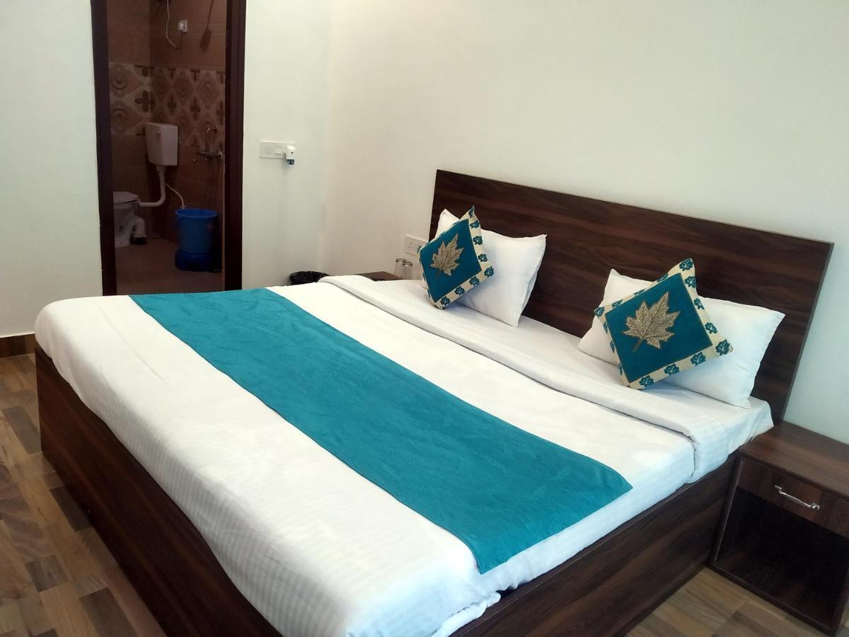 Vrindāvan Nv Palace Hotel מראה חיצוני תמונה