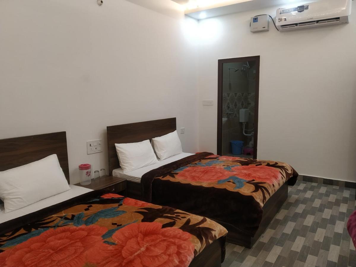 Vrindāvan Nv Palace Hotel מראה חיצוני תמונה