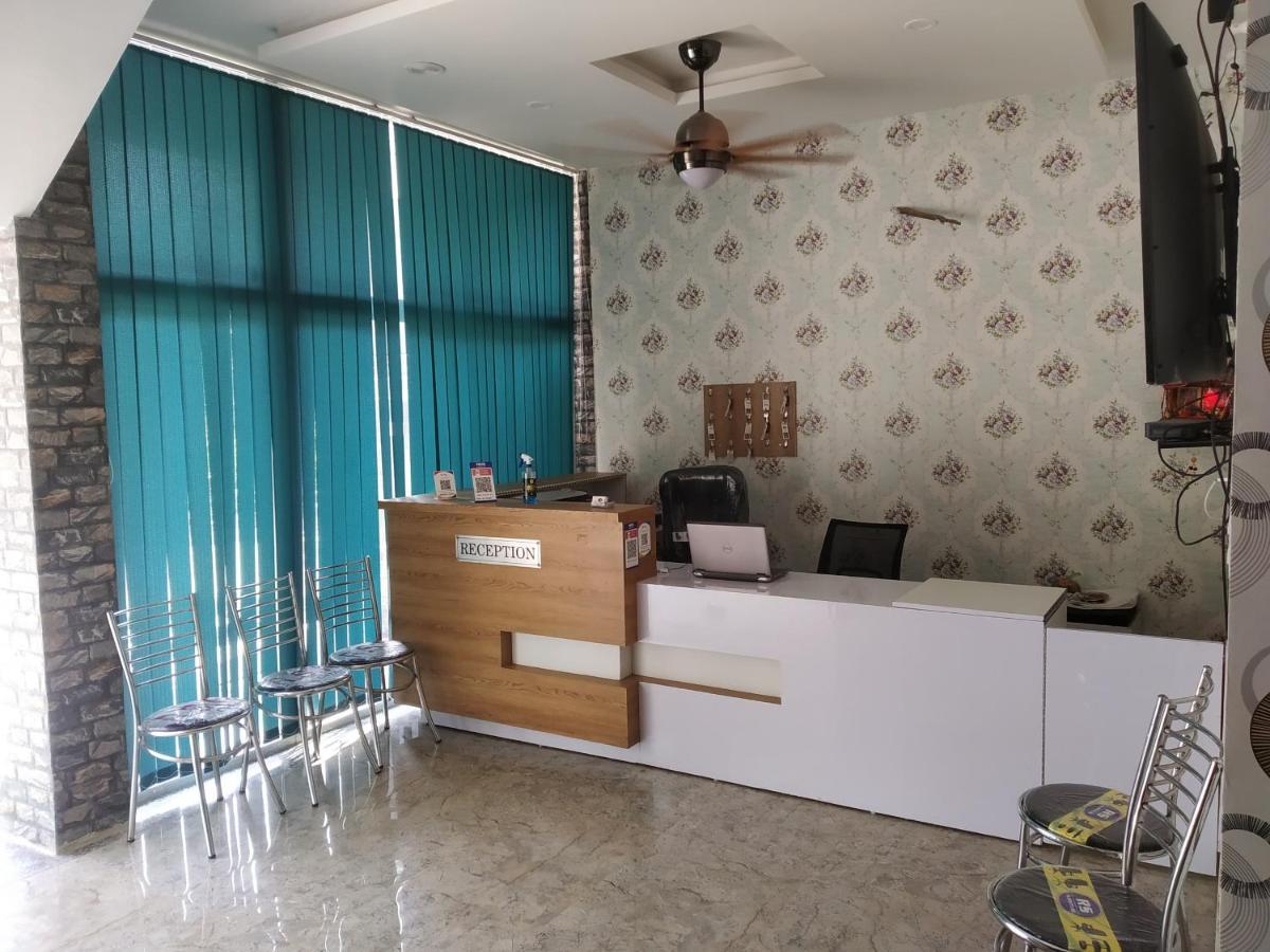 Vrindāvan Nv Palace Hotel מראה חיצוני תמונה