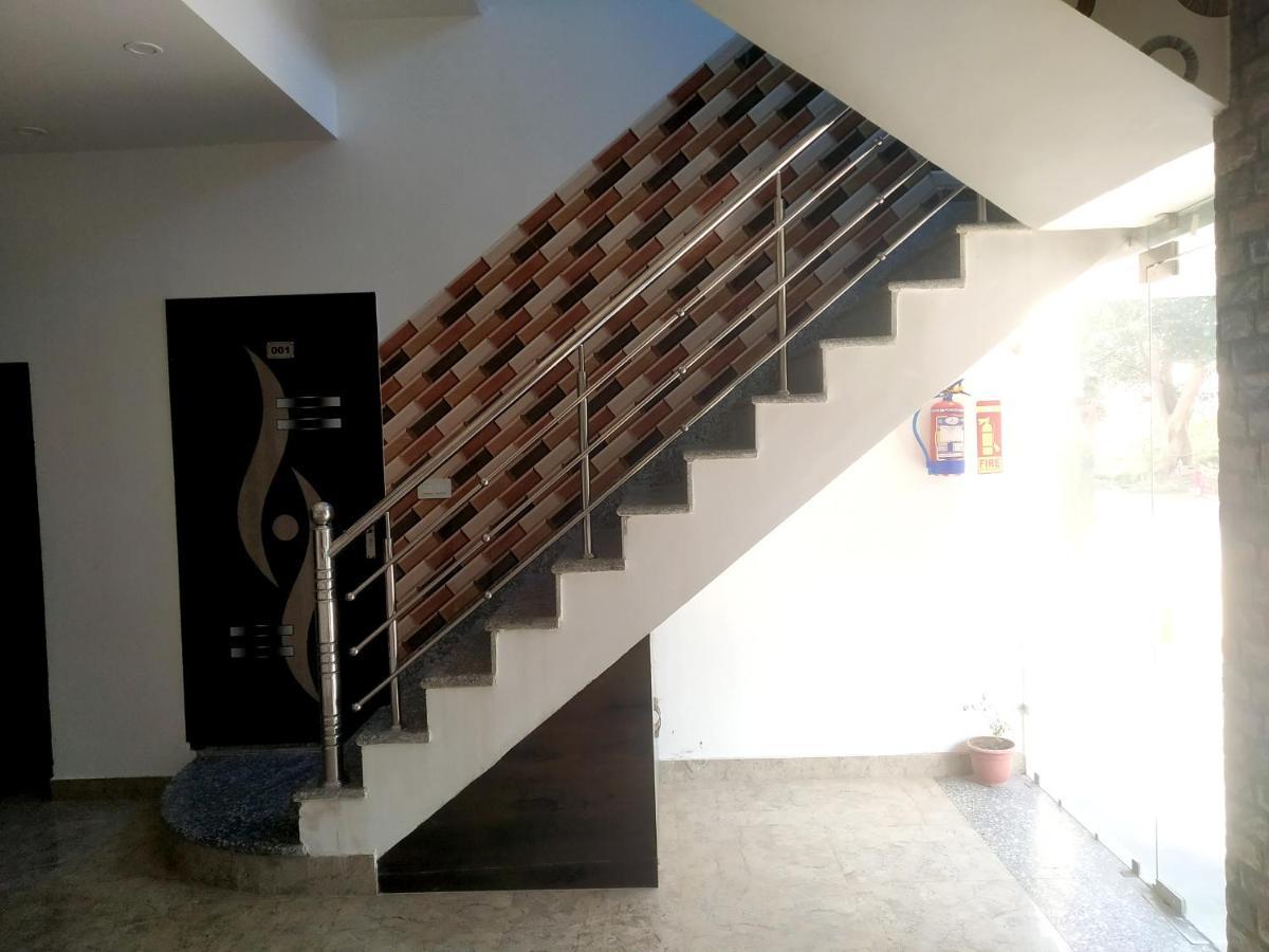 Vrindāvan Nv Palace Hotel מראה חיצוני תמונה