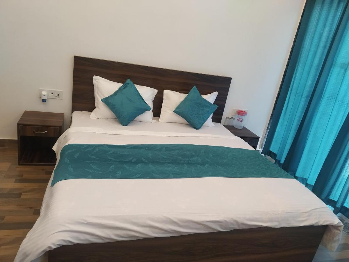 Vrindāvan Nv Palace Hotel מראה חיצוני תמונה