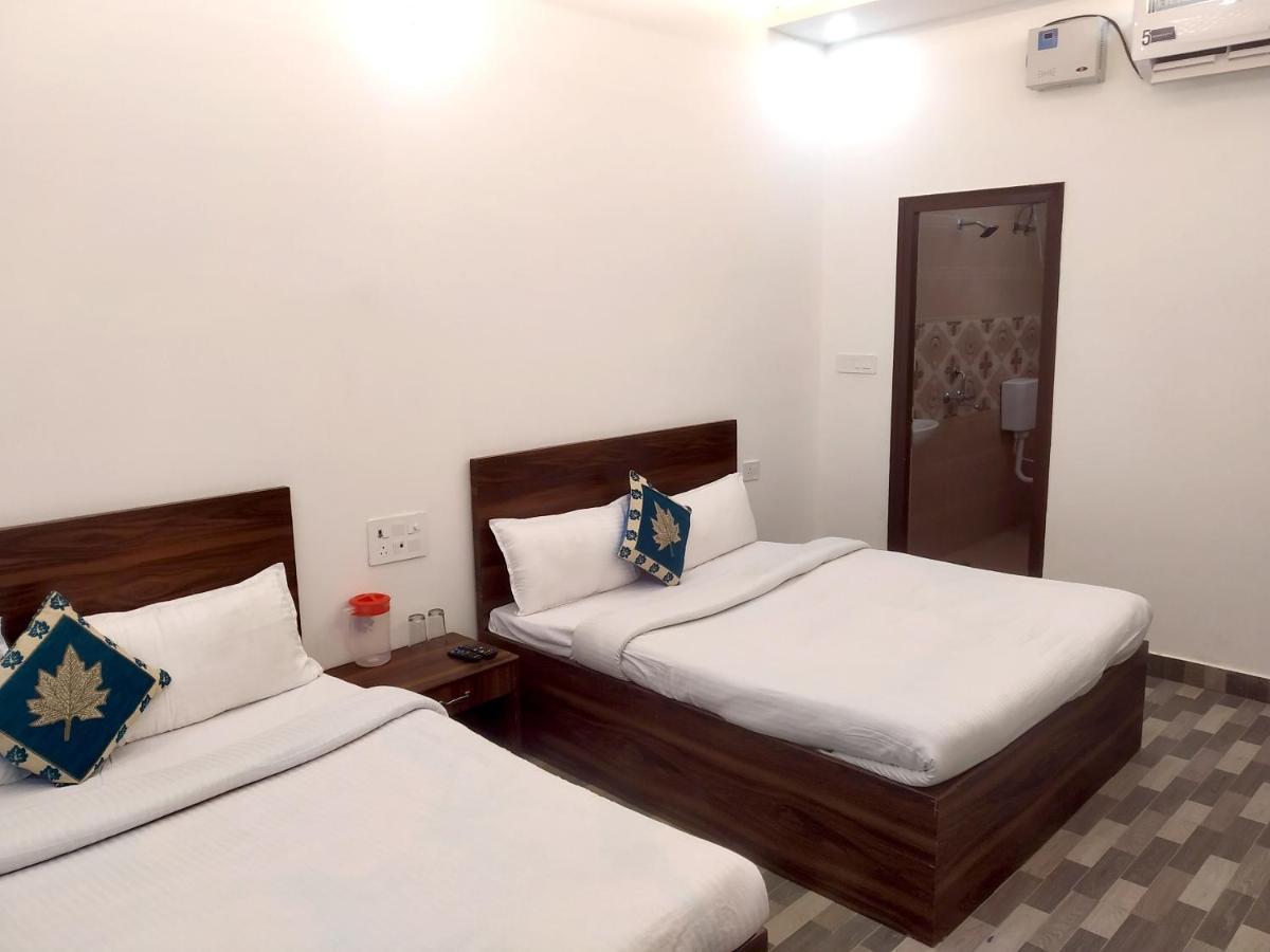 Vrindāvan Nv Palace Hotel מראה חיצוני תמונה